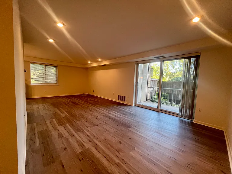 1637 Oakwood Dr #S113 — Photo 6
