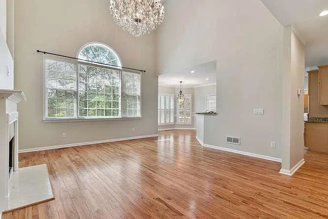 330 Winherst Ln — Photo 2