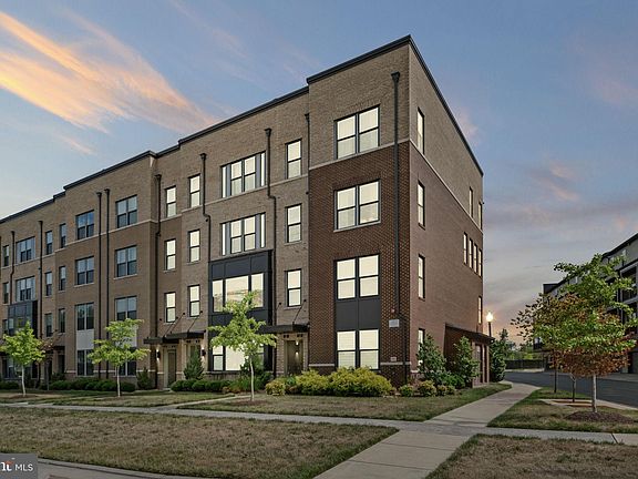 2nd image of 21 Silverway Dr Unit 11