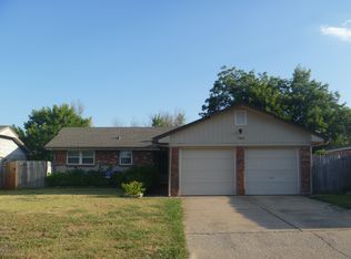 792 NW 16th St, Moore, OK 73160