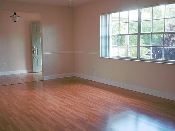 5th image of 2037 E Barlington Dr