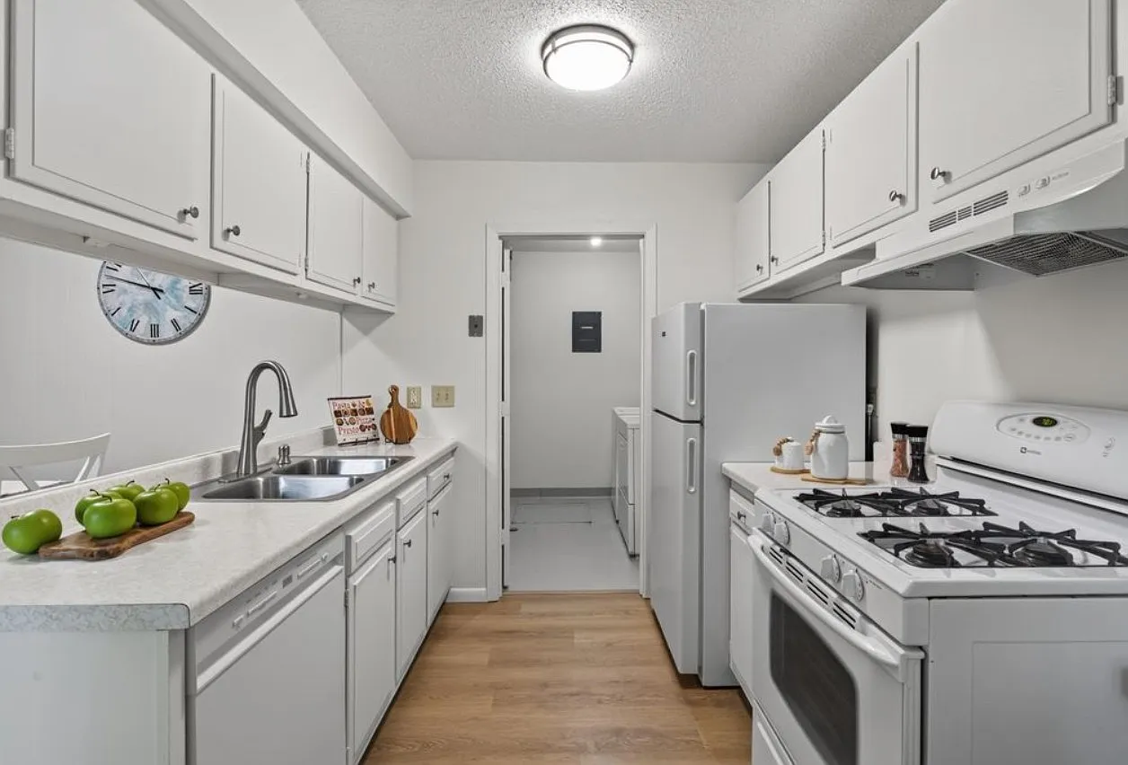 Bright and charming 2BR townhome — Photo 3