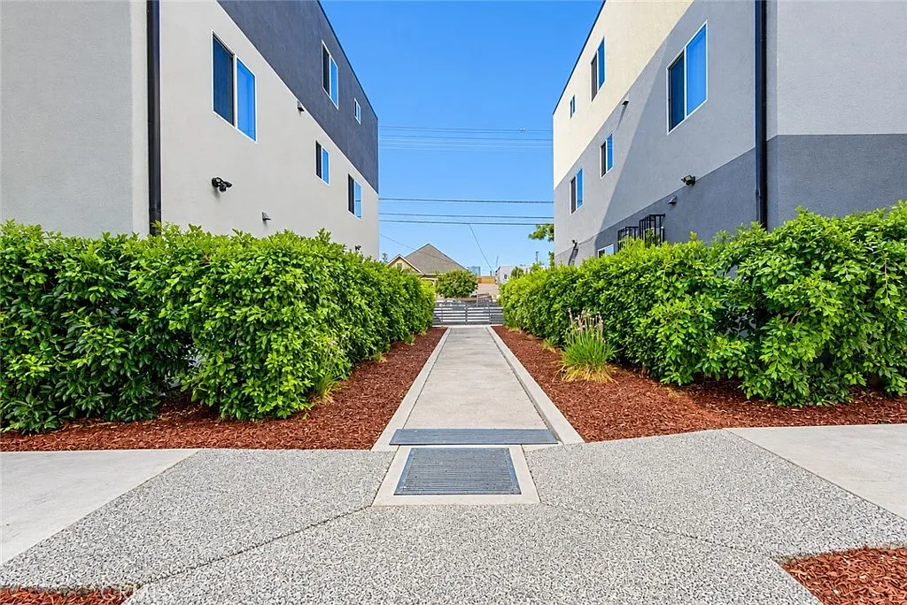 5 bed, 1800 sqft, $4,215 — Photo 2
