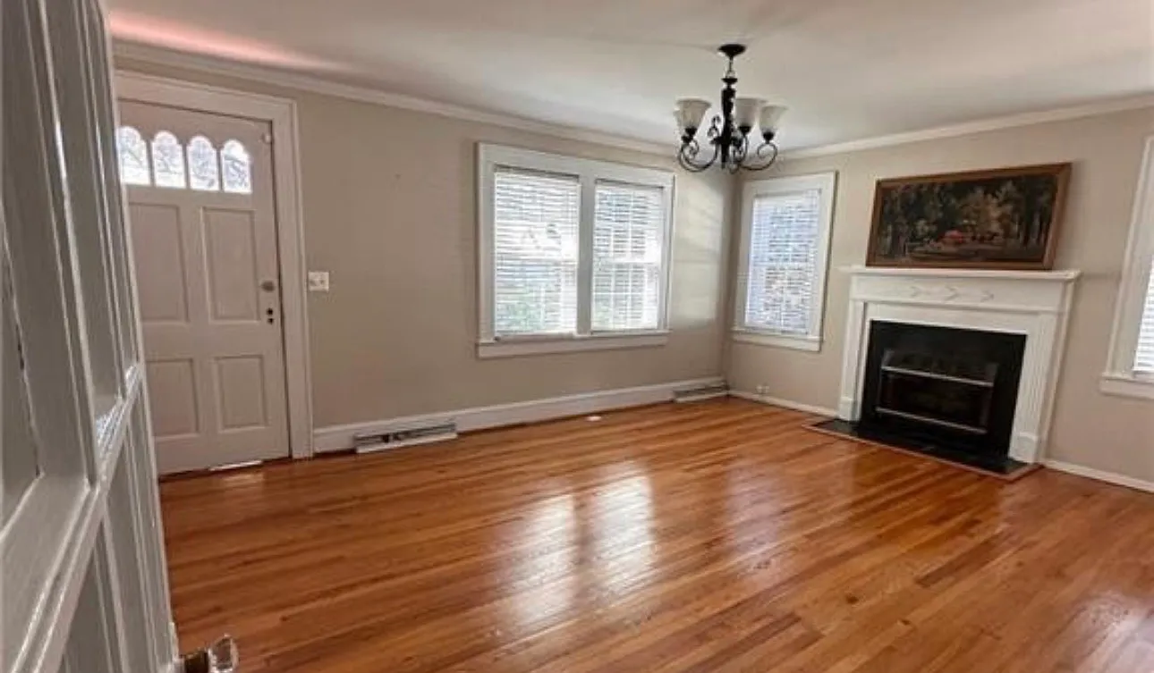 5 bed, 2124 sqft, $1,800 — Photo 2
