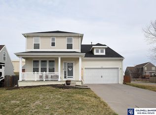 902 Summit Ridge Dr, Papillion, NE 68046