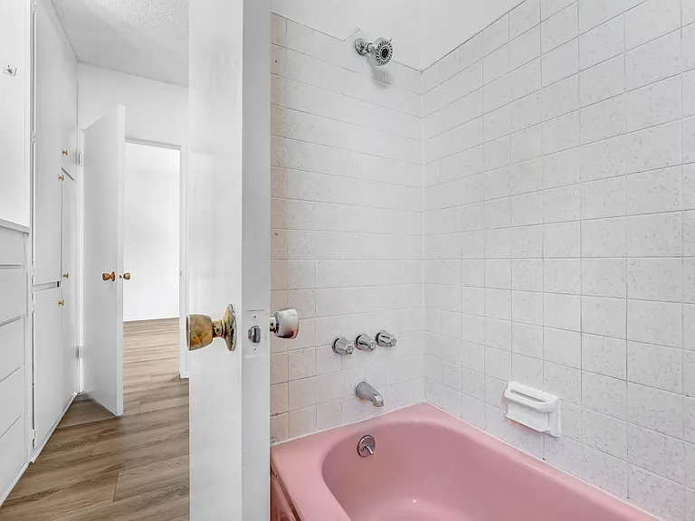109 N Screenland Dr #E — Photo 9
