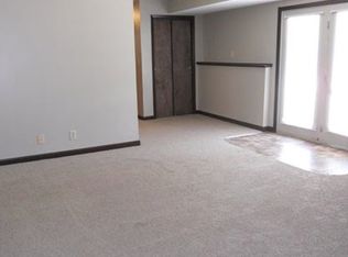 1027 Valley View Dr APT 8, Junction City, KS 66441
