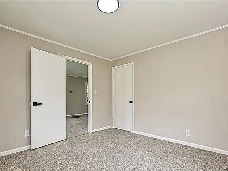 225 Charlesvoix Ave — Photo 10