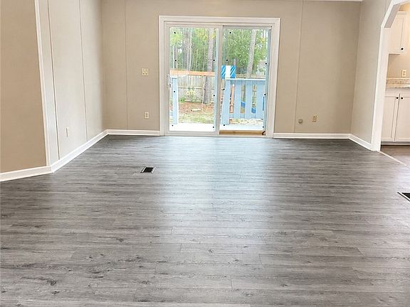 4th image of 211 Roping Ln