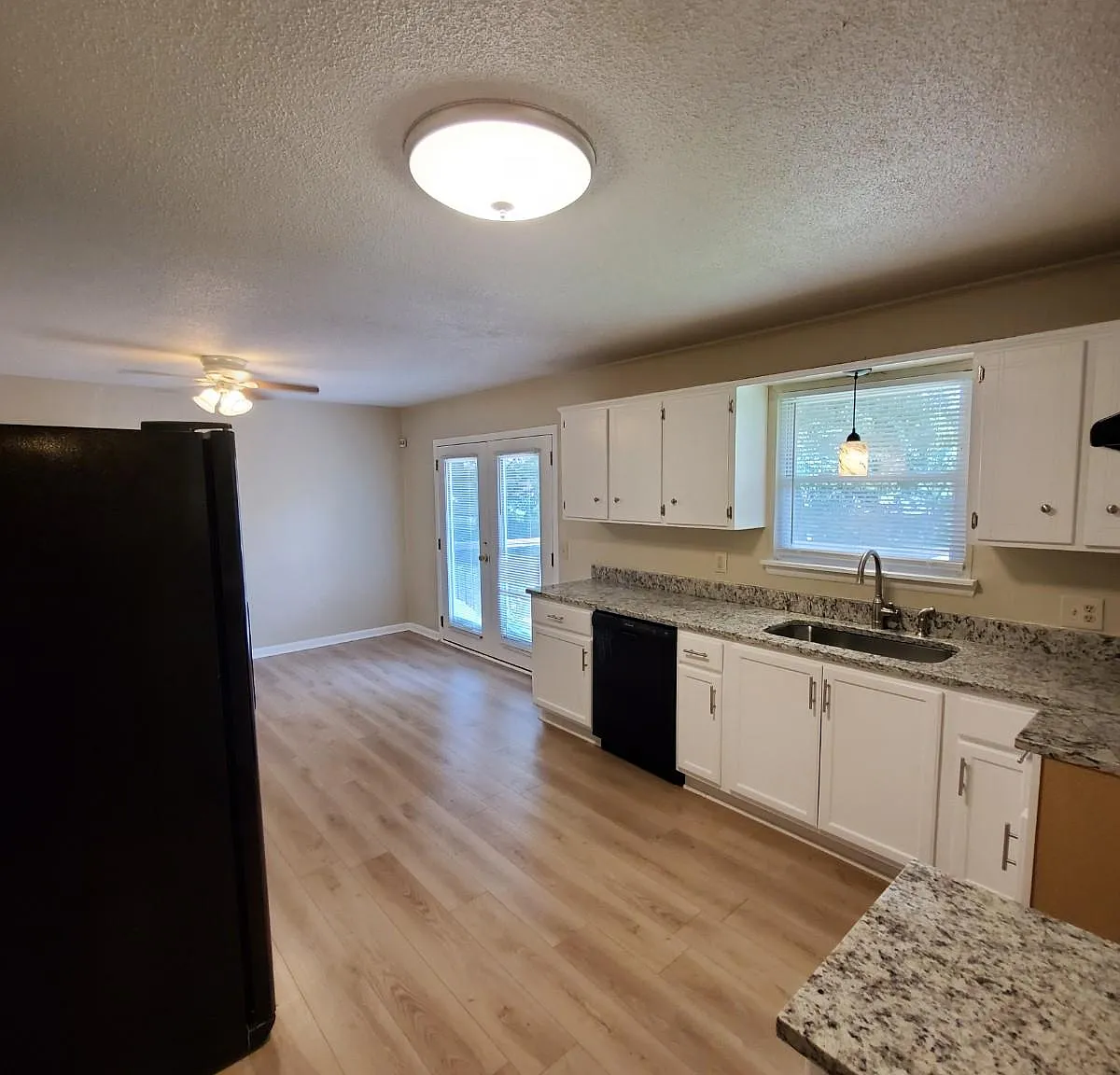3 bed, 1300 sqft, $1,700 — Photo 2