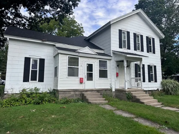 2 S Fremont St NE, Rockford, MI 49341