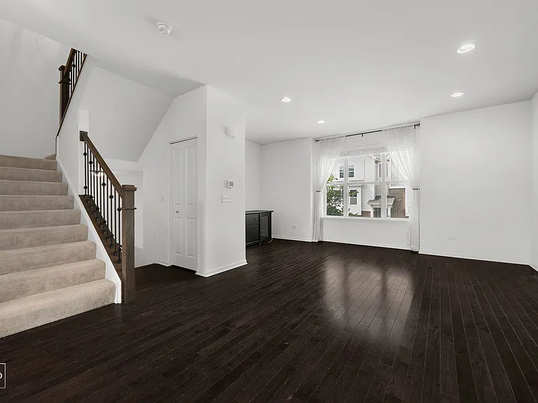 821 W Chase Ln — Photo 4