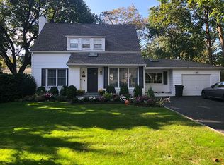 85 Magnolia Ln, Roslyn Heights, NY 11577