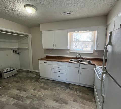 2nd image of 644 N Hocker Ave
