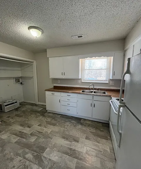 644 N Hocker Ave — Photo 2