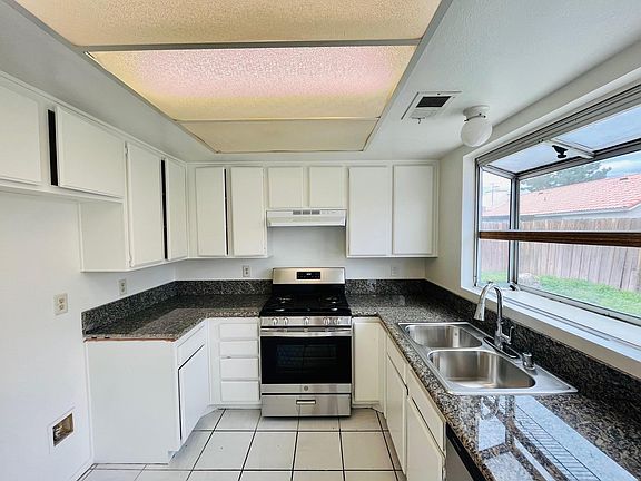 4th image of 36823 Hillcrest Dr