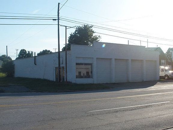 2nd image of 901 E 3rd St