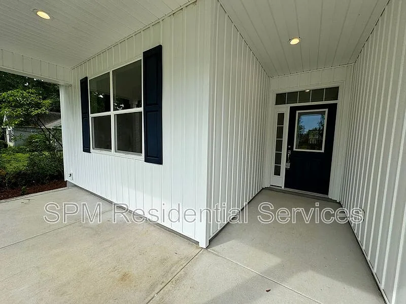 Building Photo - 1121 Echo Dr NE