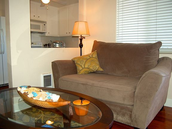 3rd image of 724 E Ave
