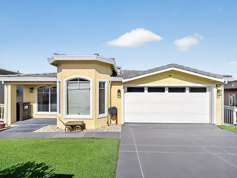 208 Goodwin Dr — Photo 2