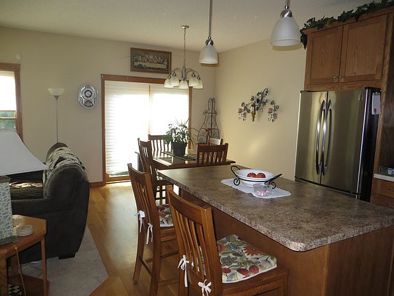 Kitchen and dining area comb