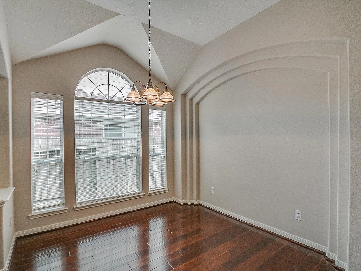 3 bed, 2.0 bath, 2226 sqft, $2,400 — Photo 4