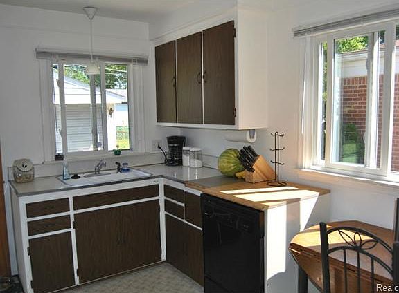 3rd image of 32224 Mackenzie Dr