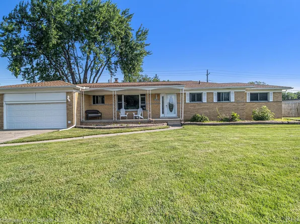 2095 Garry Dr, Troy, MI 48083