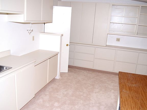 Office w/ build in cabinets