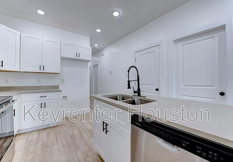 5121 Southwind St — Photo 13