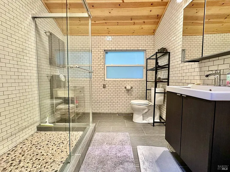 240 Farrell Dr — Photo 7