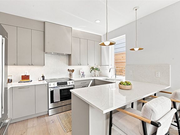 5th image of 2648 41st Avenue SW