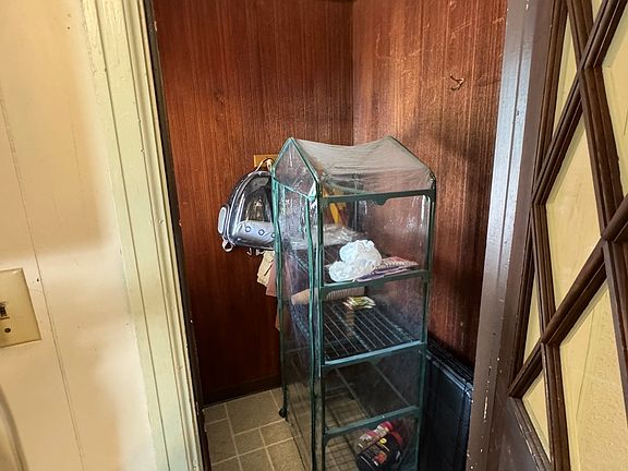 5th image of 802 W Boulevard St