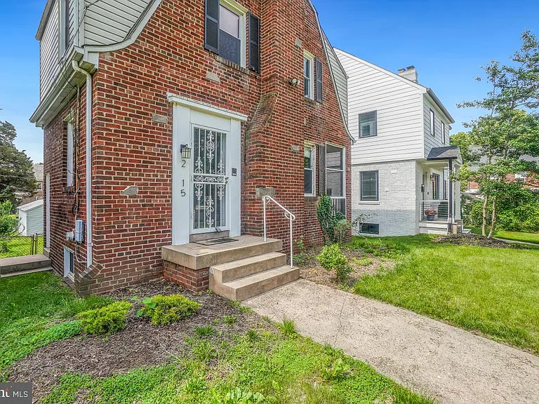 2615 Otis St NE — Photo 4