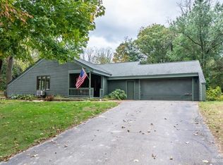 9558 Stinchfield Woods Rd, Pinckney, MI 48169