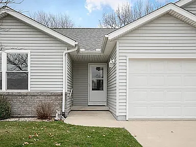 506 Larkspur Ln — Photo 3