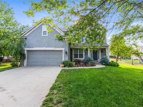 15880 S Fox Ridge Ct, Olathe, KS 66062