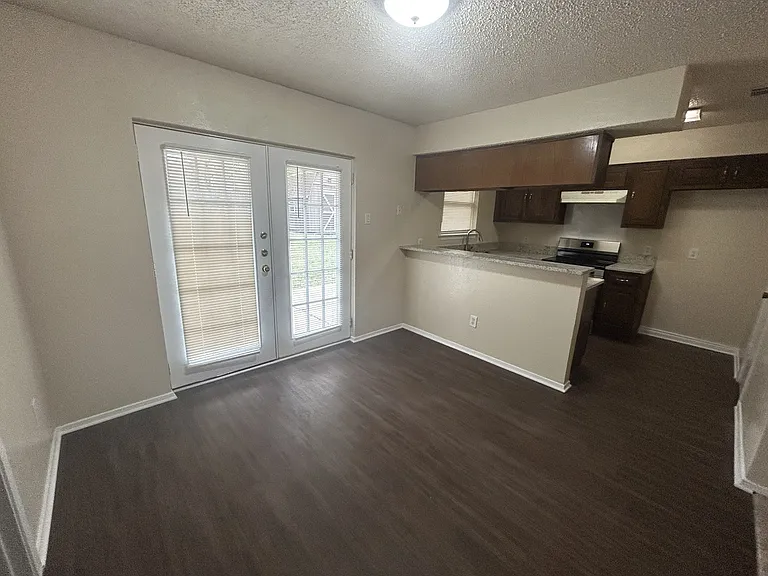1105 Saturn Dr — Photo 3