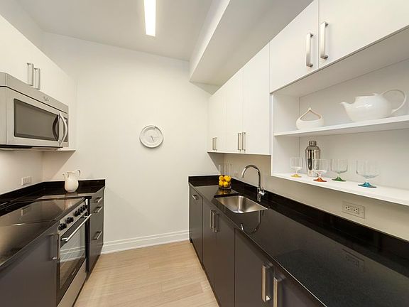 3rd image of 70 Pine St APT 829