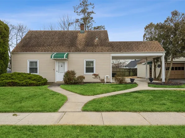 8 Sandy Lane, Levittown, NY 11756