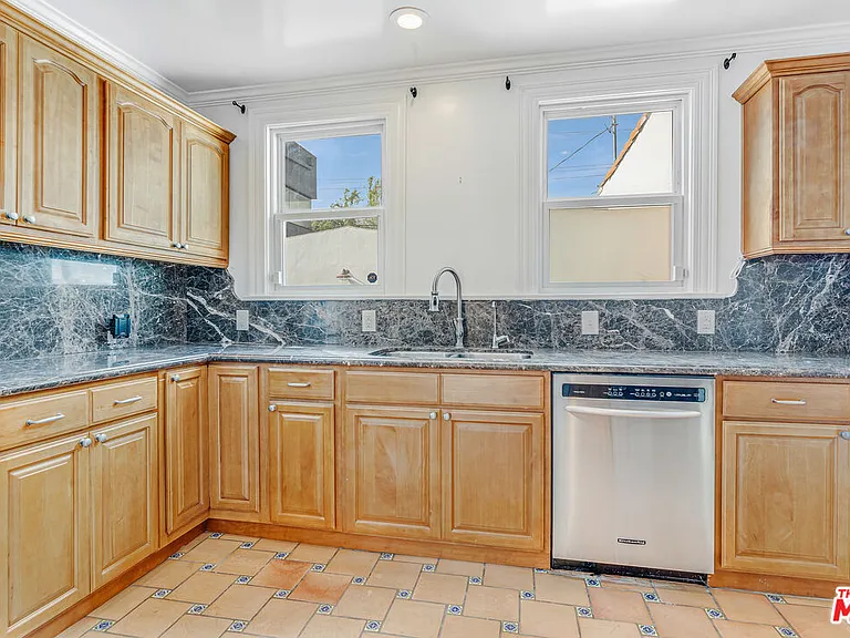 409 N Kilkea Dr — Photo 12
