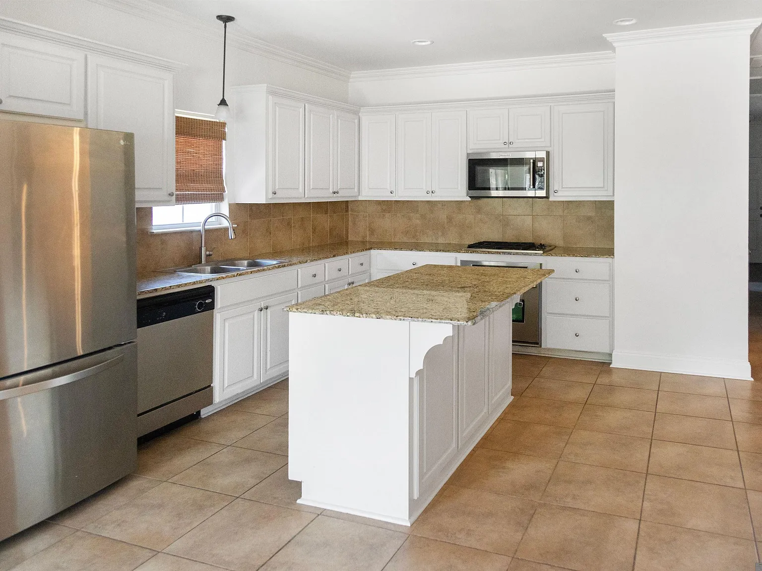 4 bed, 2340 sqft, $2,800 — Photo 3