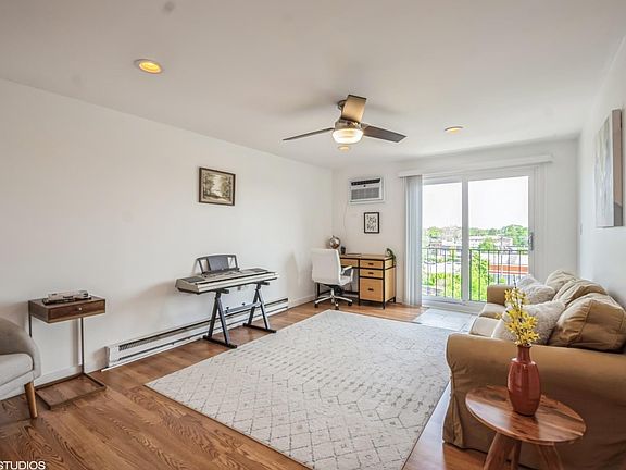 4th image of 2333 N Neva Ave APT 405C