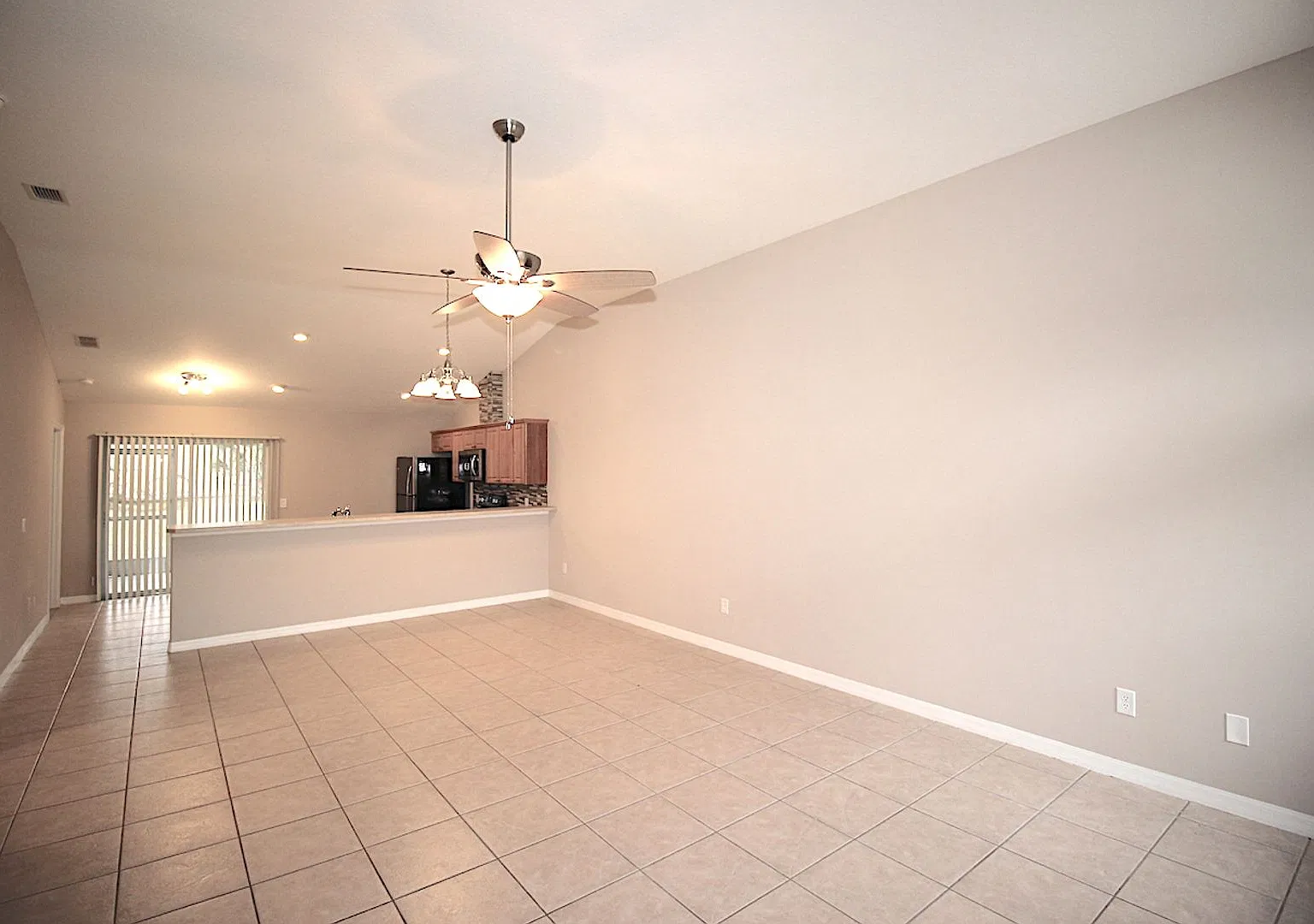 Gorgeous 3 Bed 2 Bath 1 Car Townhome w Lawn Cutting in Palm Coast! — Photo 3