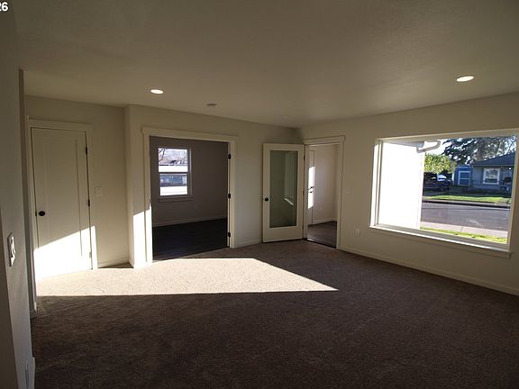 5th image of 186 SW Rainbow Ave