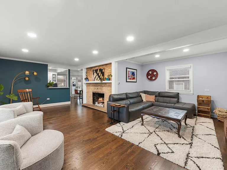 20 W Brown St — Photo 3