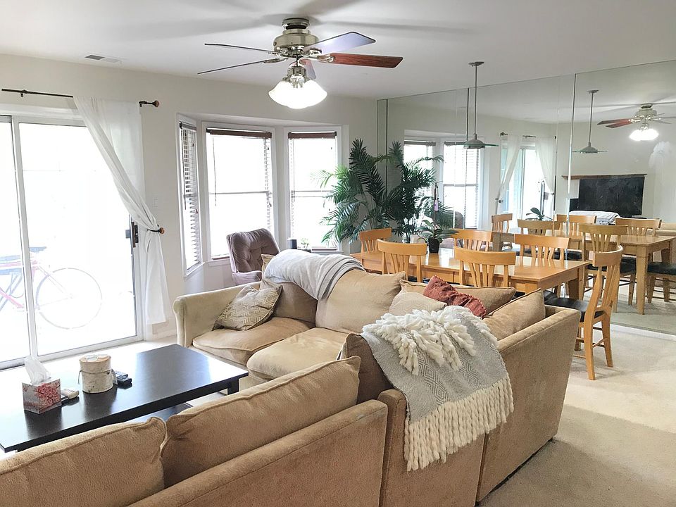 Large open floor layout with completely mirrored dining wall