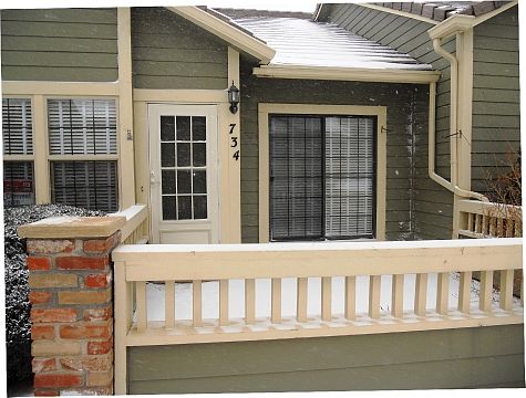 Cute front courtyard