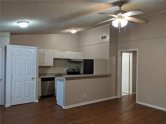 3rd image of 608 W 51st St #103