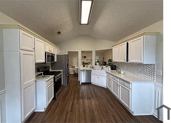 3 bed, 1550 sqft, $2,205 — Photo 3